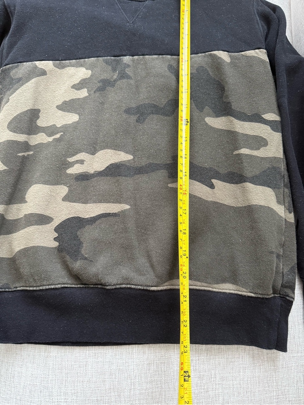 ARITZIA (TNA) Black & Olive Camo women’s Crewneck Sweater - Picture 4 of 6